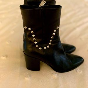 Barely worn/ like new. Women’s - Vero Cuoio. Size 8z Smoke and pet free home.